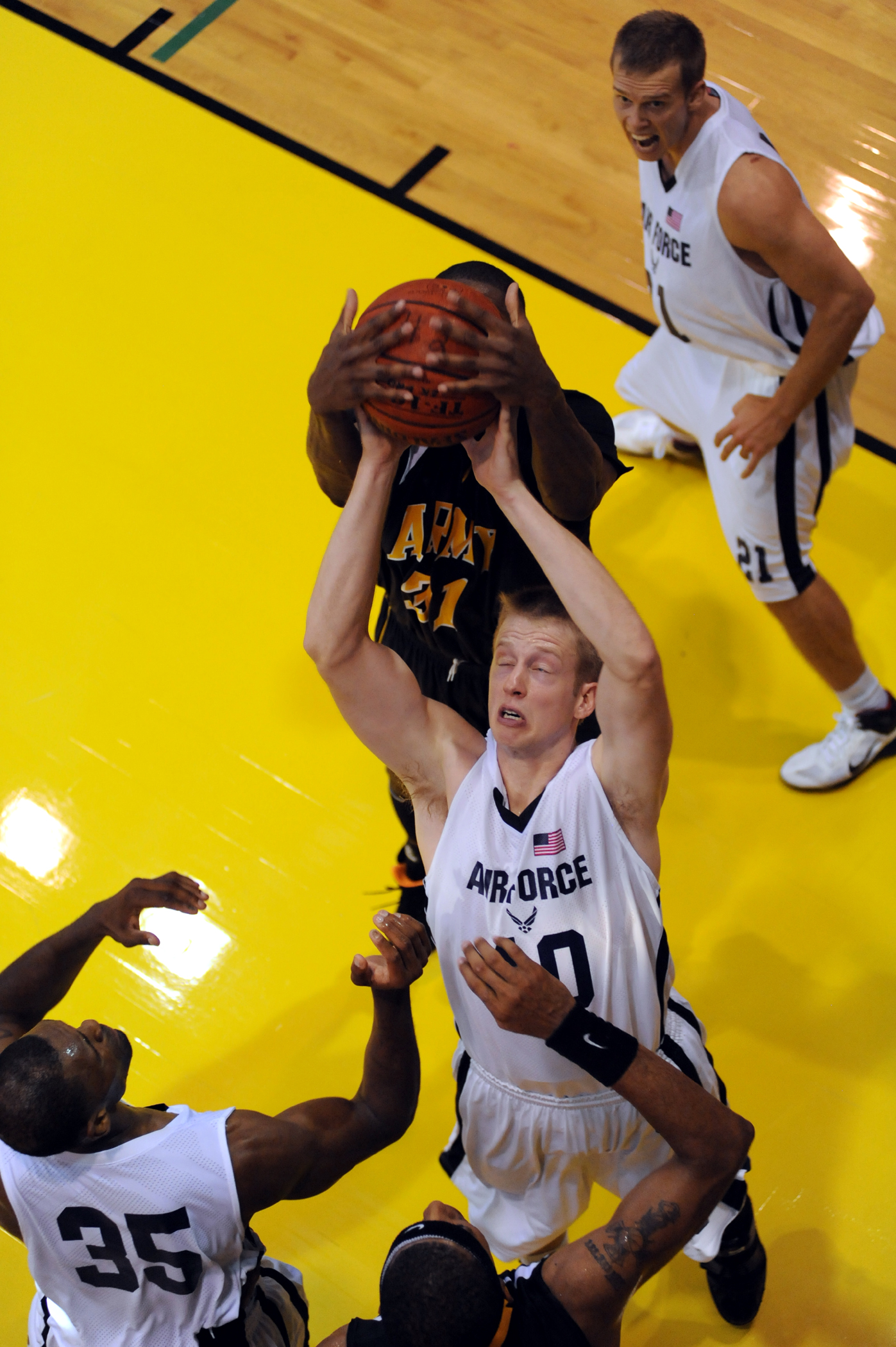 Análise de turnovers em finais da NBA: Quais times cometem mais erros?