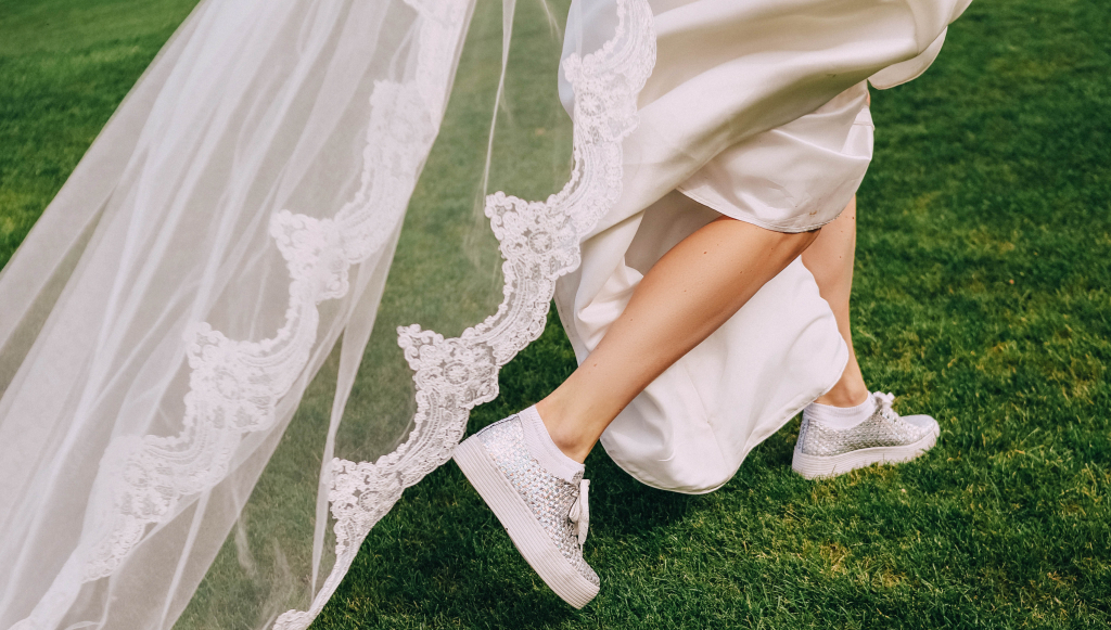 Casamento de tênis: inspirações e dicas para um visual confortável e estiloso.