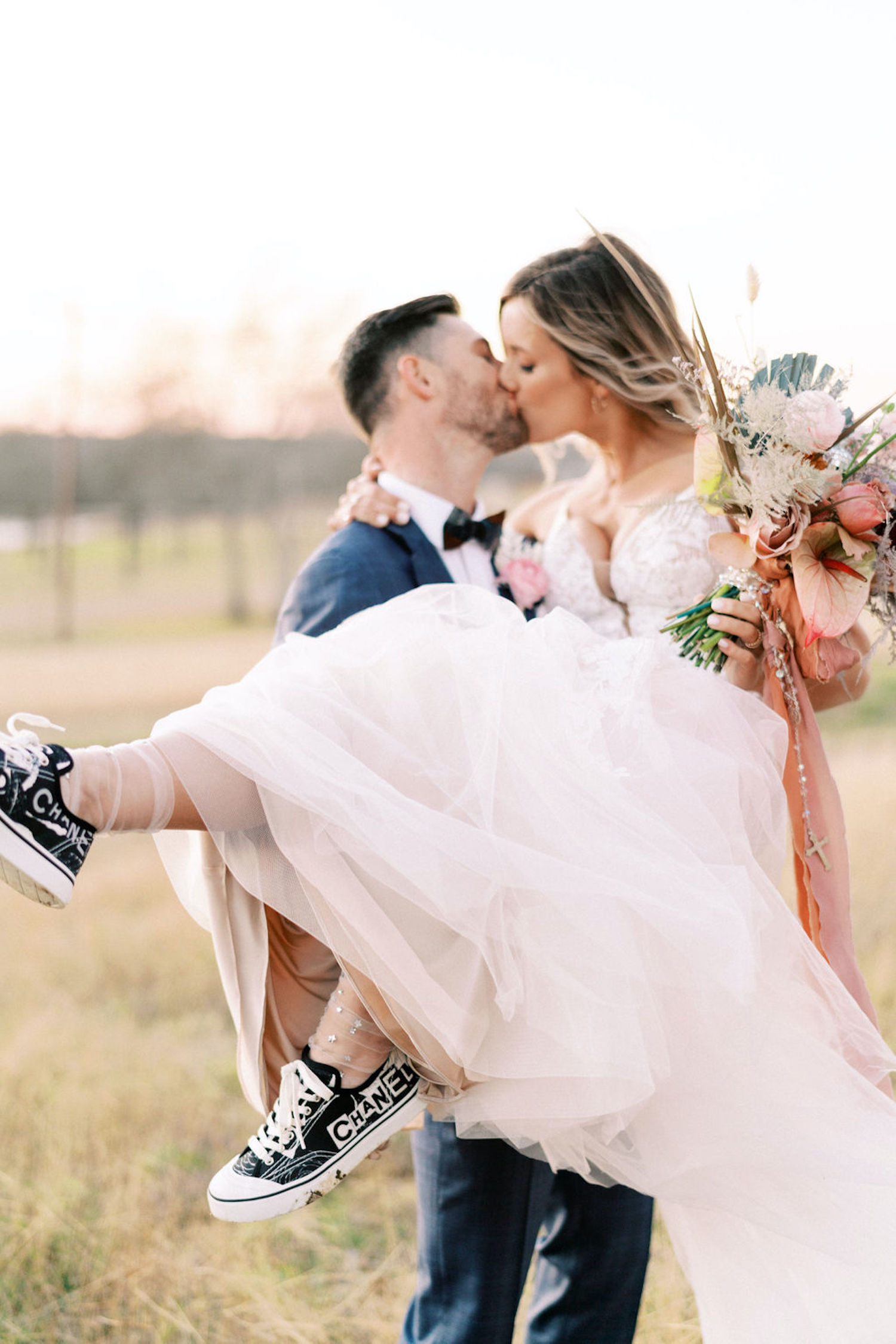 Casamento de tênis: inspirações e dicas para um visual confortável e estiloso.