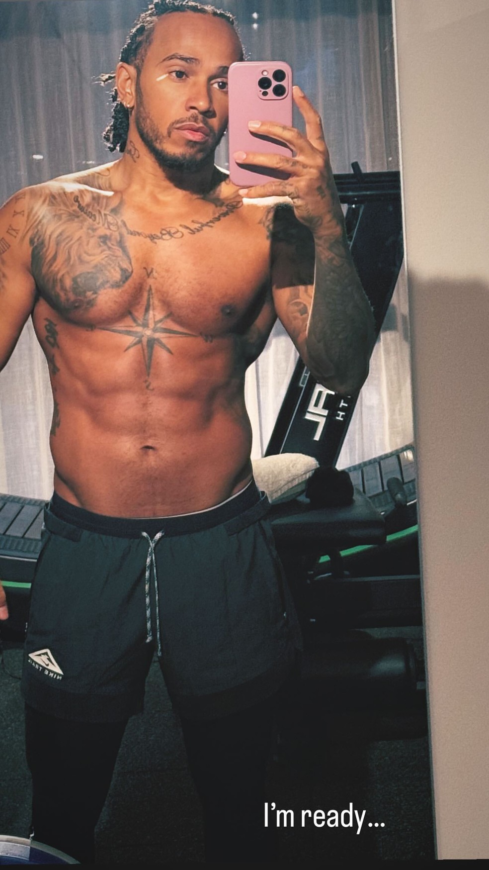 Lewis Hamilton sem camisa: As melhores imagens do piloto!