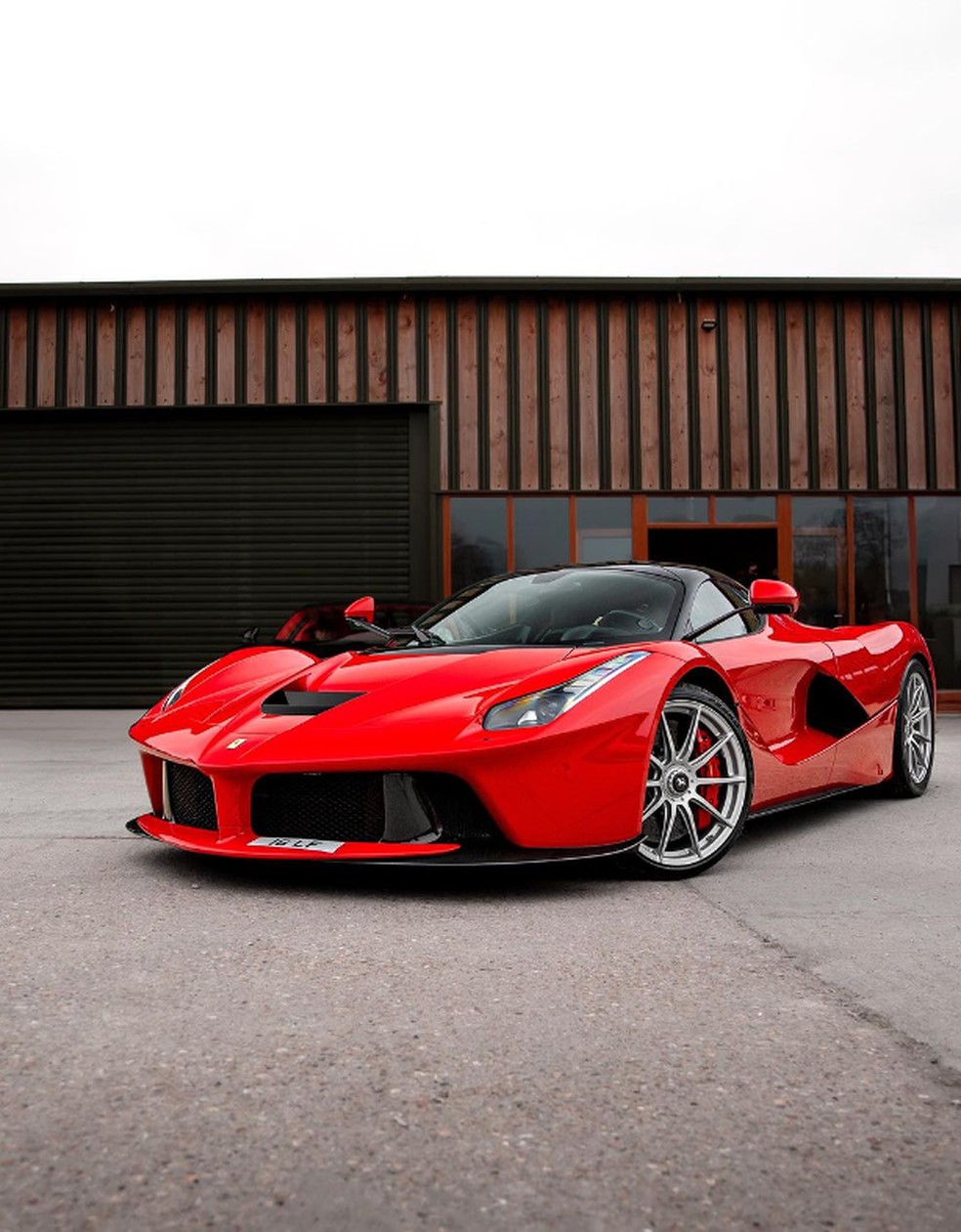 Investimento alto: veja quanto custa uma Ferrari 2024 e o que influencia o preço!