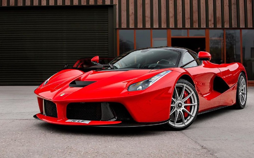 Investimento alto: veja quanto custa uma Ferrari 2024 e o que influencia o preço!