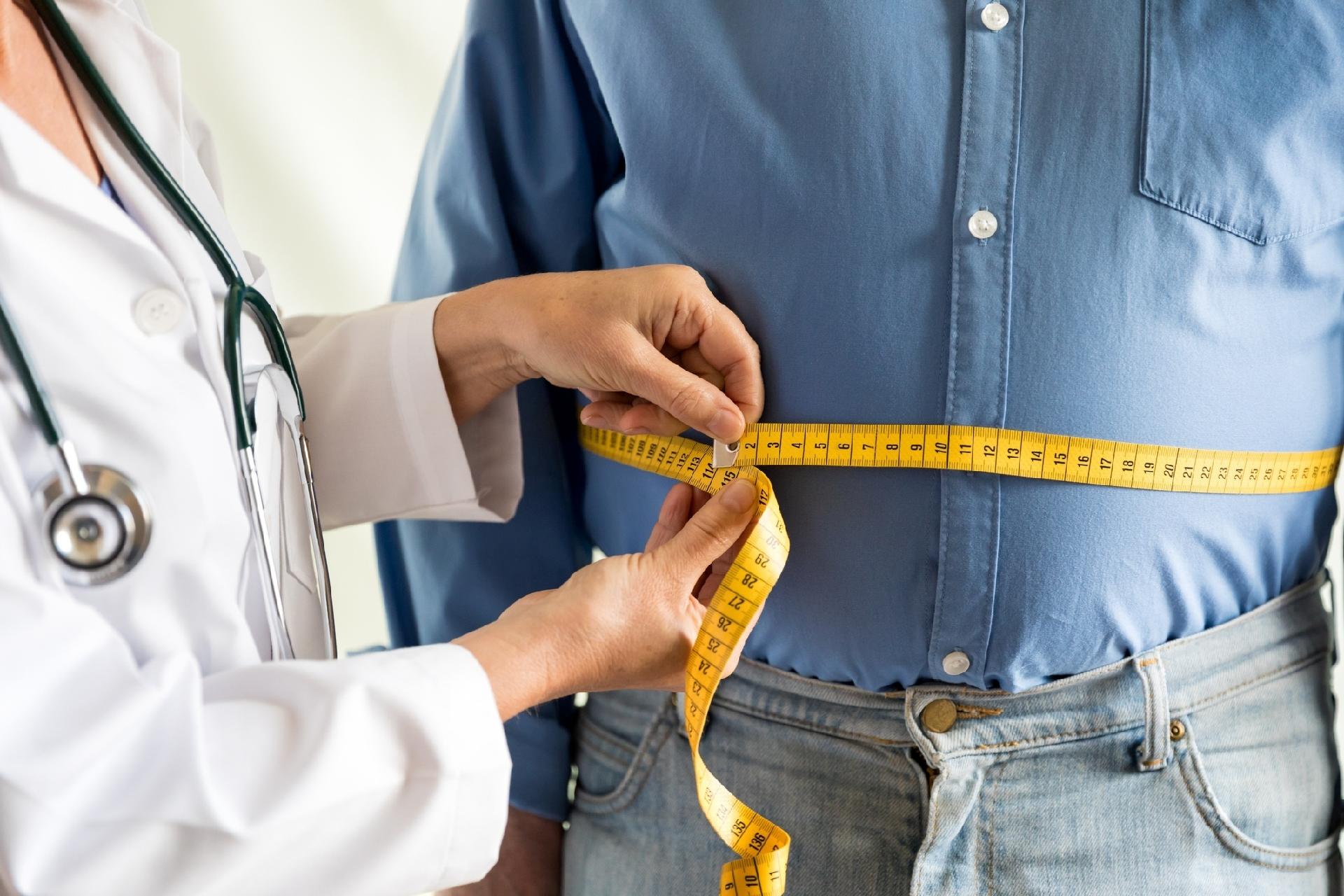 A circunferencia abdominal do homem está alta? Veja os riscos e dicas para reduzir.