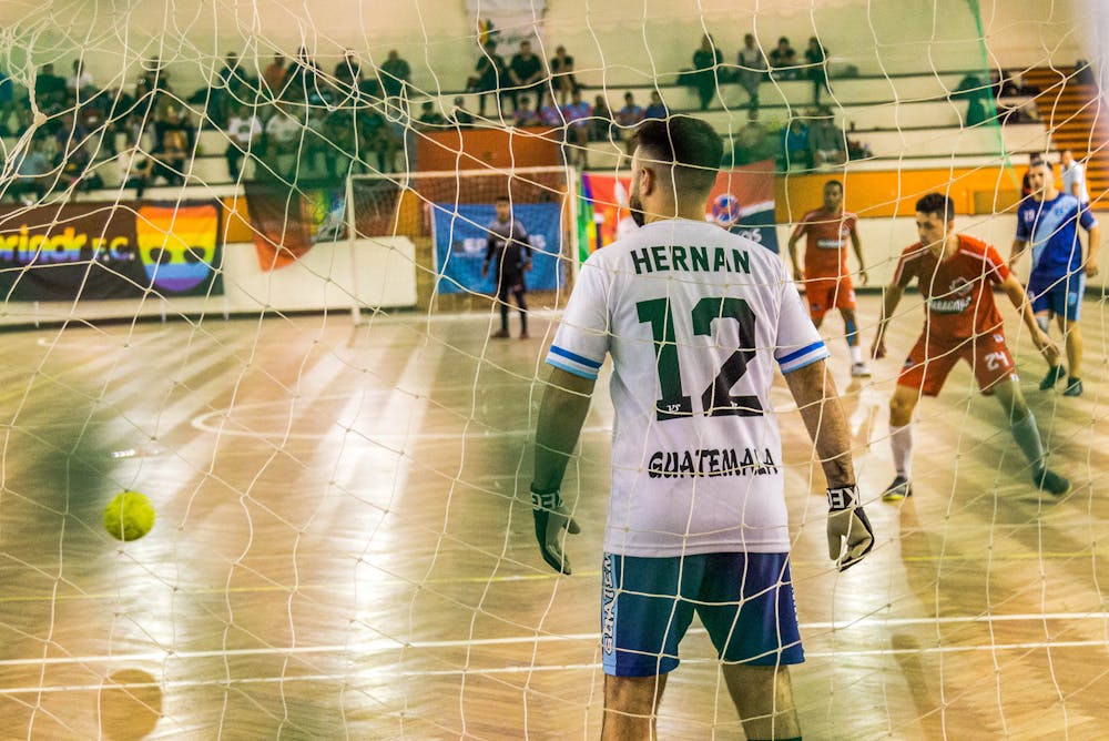 Roupa de goleiro futsal ideal existe? Veja os pontos cruciais antes de comprar já!
