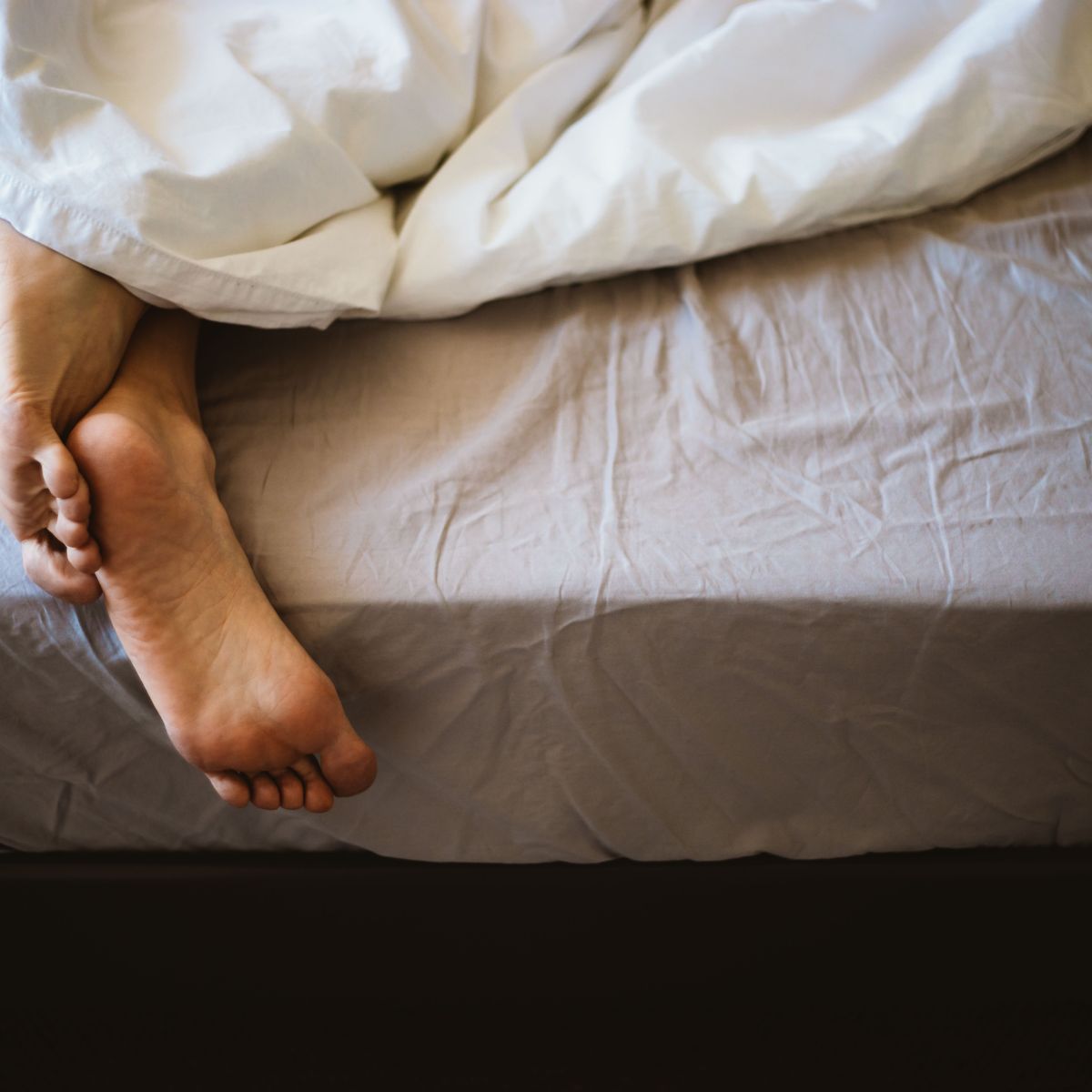 Comendo a irmã dormindo: quais são as consequências? (Entenda os riscos legais)