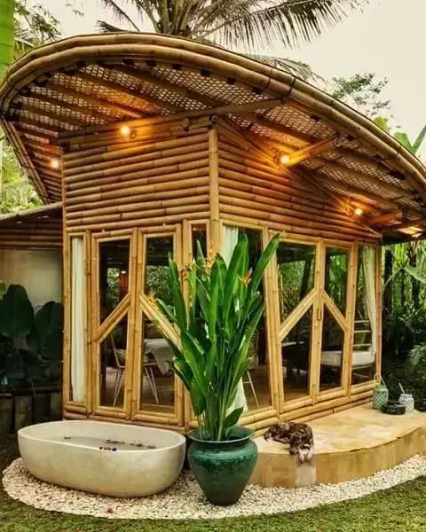 Chalé de bambu é sustentável? Descubra todas as vantagens dessa construção ecológica!