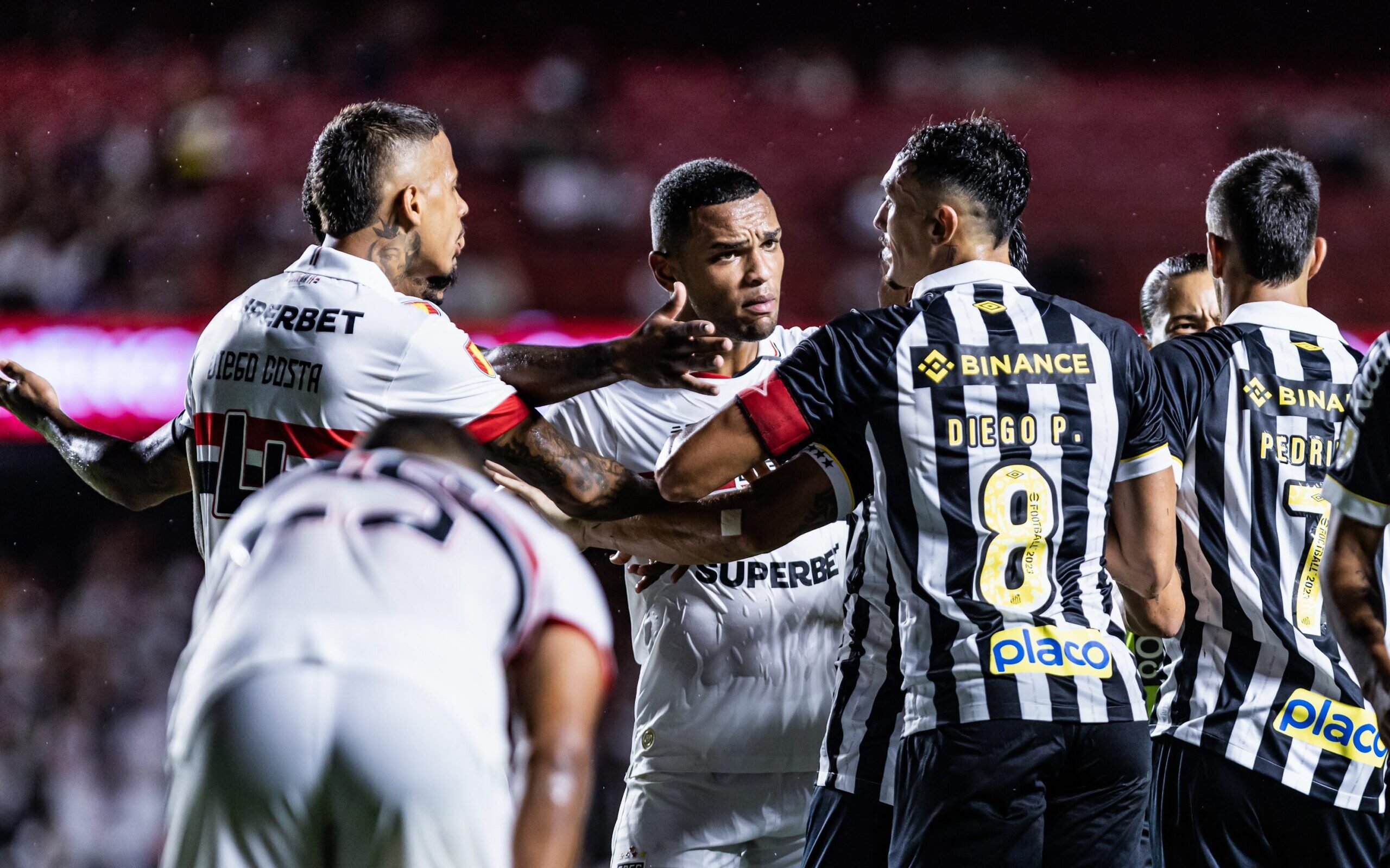 Quem vence: São Paulo vs Santos? Descubra o histórico do confronto e quem leva vantagem.