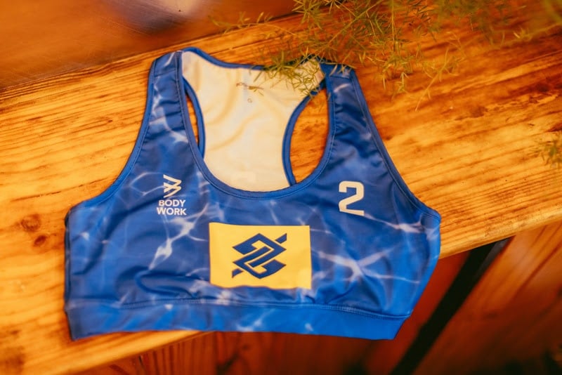 Qual o melhor tecido para uniforme de vôlei de praia masculino? Descubra!