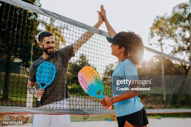 Imagem de beach tennis em ação Veja fotos espetaculares de jogos